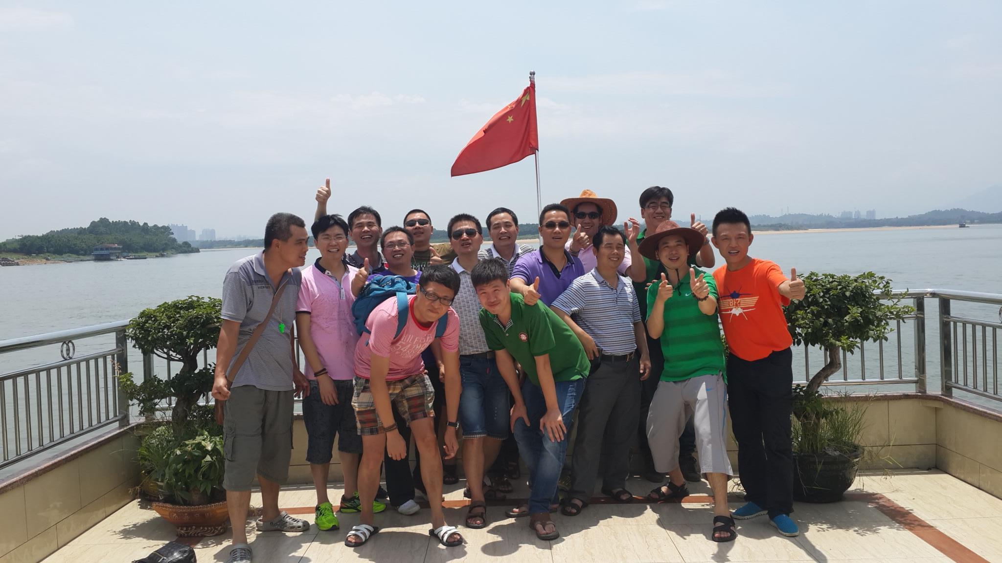 南宫28pc下载 党员参与植树活动