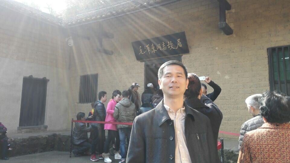 南宫28pc下载 党员在韶山毛主席故居学习